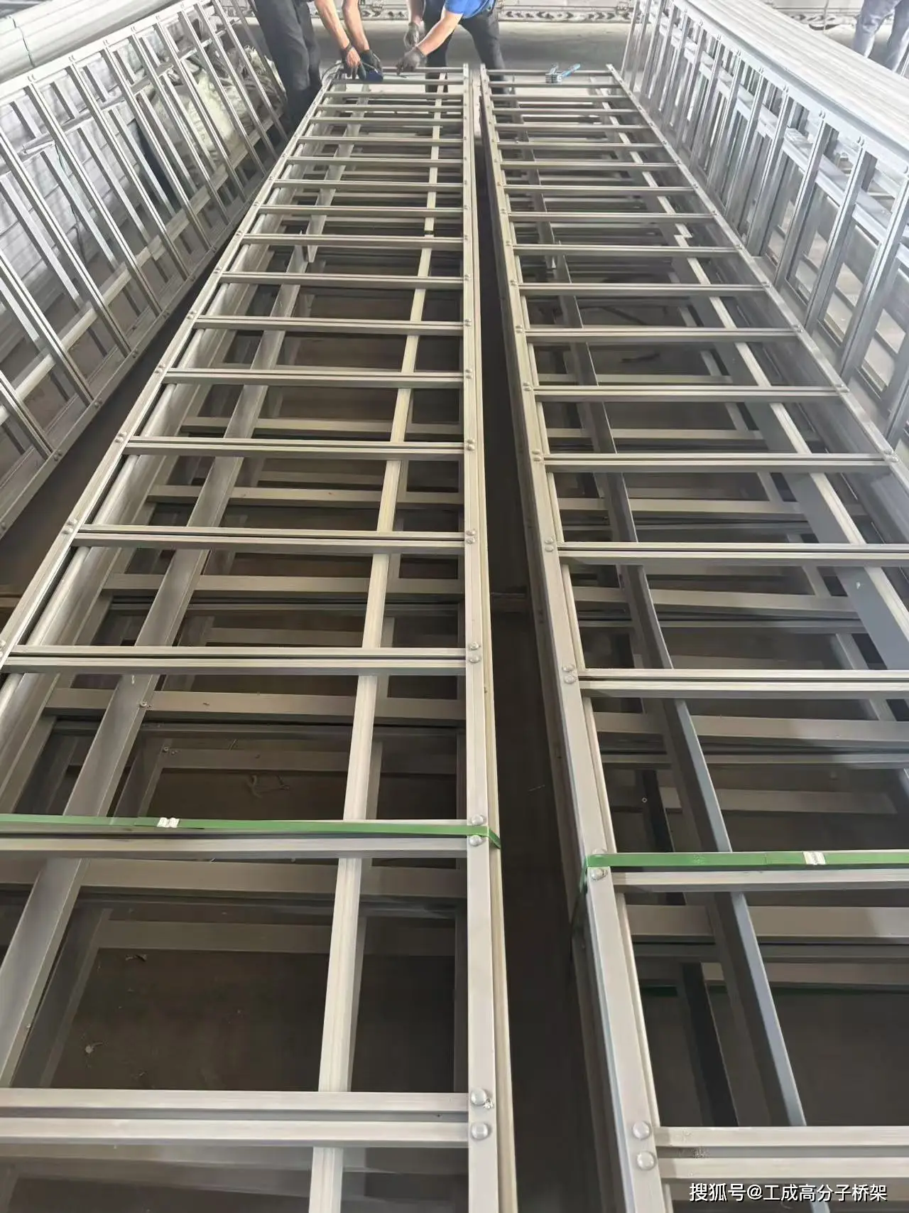 高分子橋架和熱鍍鋅橋架的區(qū)別