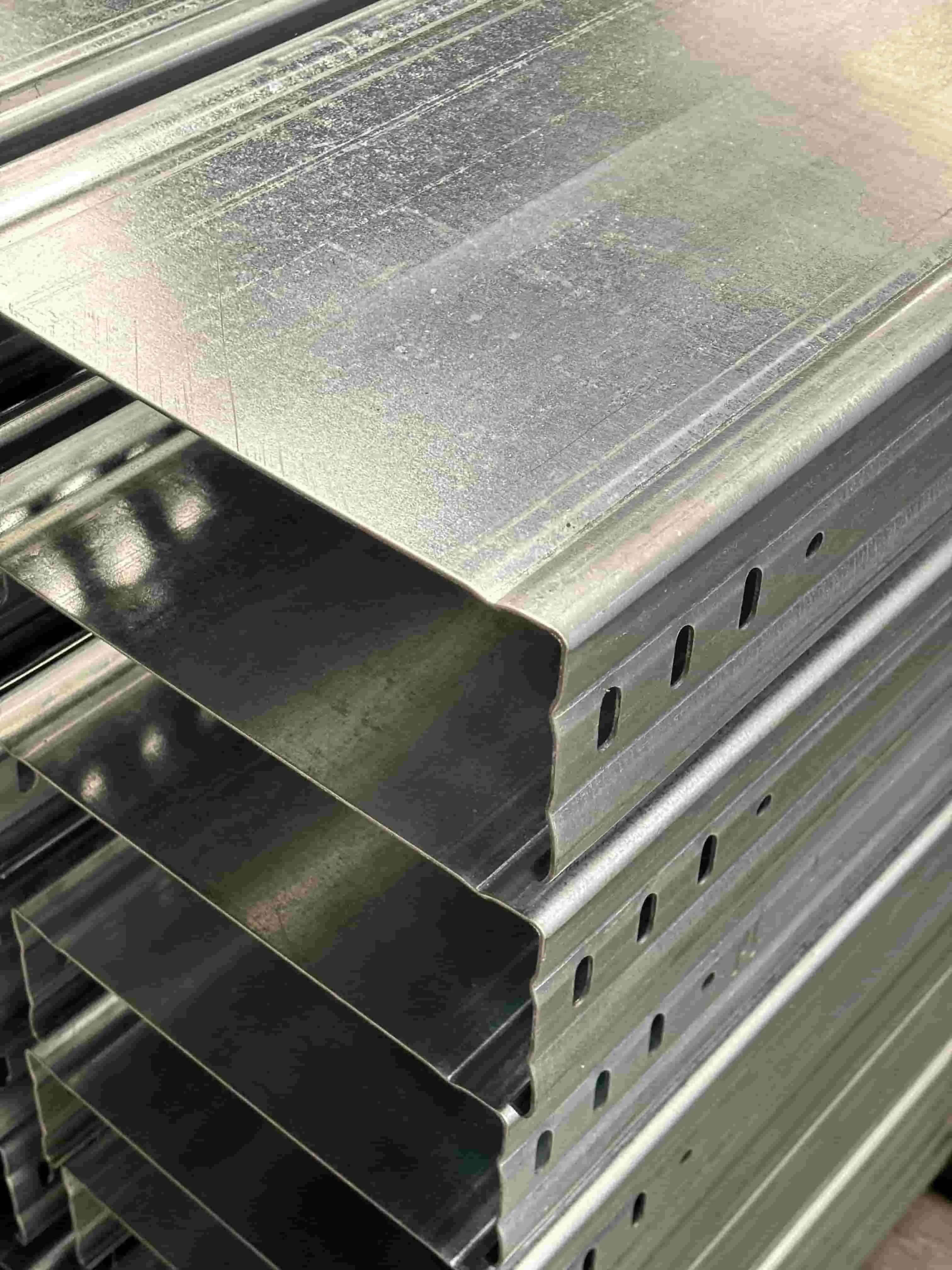 一文讀懂電纜橋架!3 類結(jié)構(gòu) + 4 大部件 + 1 個選型技巧，新手快速上手