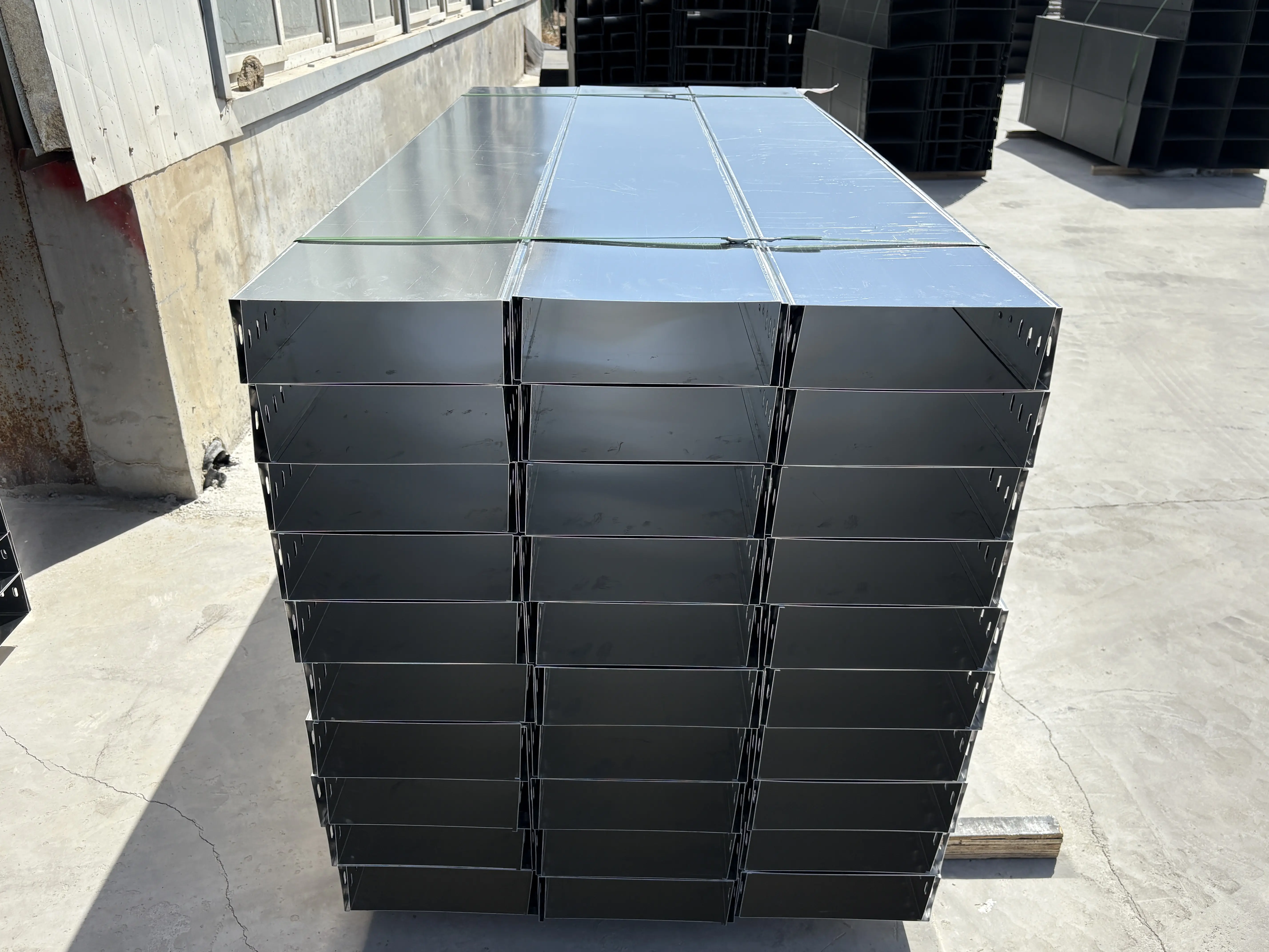 鋁合金橋架專業(yè)制造選山東德昇電纜橋架有限公司，多品類覆蓋，技術精湛，滿足多樣化工程需求